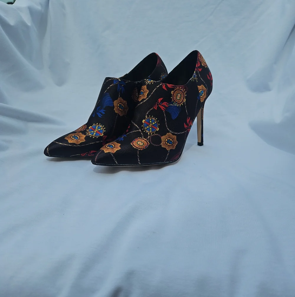 Shoe Dazzle Black Floral Embroidered Pointed-Toe Stiletto Booties